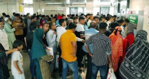 শিক্ষার্থীদের রাস্তা অবরোধের কারণে মেট্রোতে উপচে পড়া ভিড়