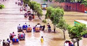 দিনভর ভোগান্তি ,বৃষ্টিতে ডুবল ঢাকাদিনভর ভোগান্তি
