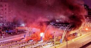 মধ্যরাতে শনির আখড়ায় সড়কে আগুন অন্তত ২০ জায়গায়