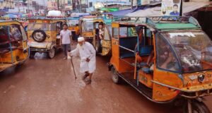 বরিশালে চলছে অবৈধ ইজিবাইক ও ব্যাটারি চালিত রিকশা