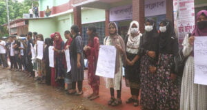 ঝালকাঠিতে কোটা সংস্কারের দাবিতে অবরোধ রাজপথে বিক্ষোভ