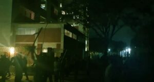 গভীর রাতে জাহাঙ্গীরনগর বিশ্ববিদ্যালয়ের উপাচার্যের বাসভবন প্রাঙ্গণে শিক্ষার্থীদের মারধর করা হয়েছে।