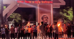 কোটার বিরুদ্ধে মশাল মিছিল করছে শিক্ষার্থীরা