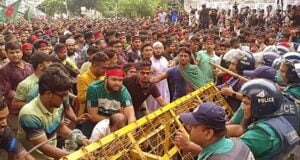 শাহবাগে পুলিশের ব্যারিকেড ভাঙচুর করেছে বিক্ষোভকারীরা