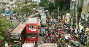 বাস চলে না, যাত্রীরা পায়ে হেঁটে নেমে পড়েন, আর দুর্ভোগ চরমে