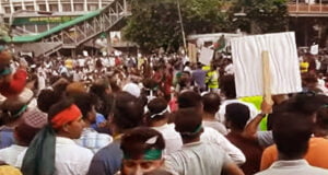 হাজার হাজার আউটসোর্সিং কর্মীর অবস্থান প্রধান উপদেষ্টার বাসভবনের সামনে