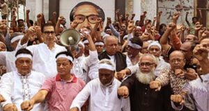 মাথায় কাফনের কাপড় বেঁধে শেখ হাসিনাকে ফিরিয়ে আনতে শপথ নিলেন আওয়ামী লীগের নেতাকর্মীরা