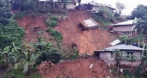 কক্সবাজারে একই পরিবারের তিন সদস্যের মৃত্যু হয়েছে পাহাড় ধসে