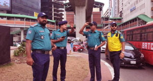 এক সপ্তাহ পর ঢাকার রাস্তায় দেখা মিলল ট্রাফিক পুলিশের কর্মকর্তাদের।