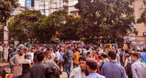 রাজধানীর ধানমন্ডি ৩২ নম্বরে ছাত্র-জনতা অবস্থান।