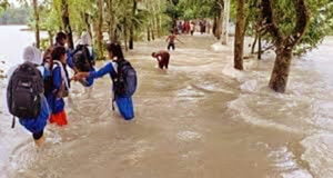 নোয়াখালীতে বৃষ্টি থেমে গেলেও বন্যা পরিস্থিতির উন্নতি হয়নি।