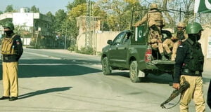 পাকিস্তানে সন্দেহভাজন ডাকাতদের অতর্কিত হামলায় অন্তত ১১ পুলিশ কর্মকর্তা নিহত হয়েছেন