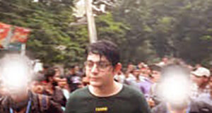 রাফসানকে টিএসসি থেকে তাড়িয়ে দেয় আন্দোলনকারীরা