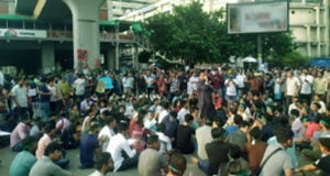 চতুর্থ দিনের মতো শাহবাগ অবরোধ ৮ দফা দাবিতে সনাতন ধর্মাবলম্বীদের