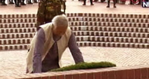 জাতীয় স্মৃতিসৌধে শহীদদের প্রতি শ্রদ্ধা জানালেন (ড. ইউনূস)