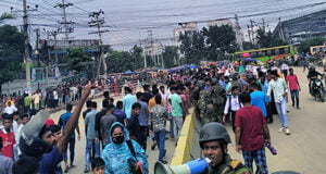 আশুলিয়ায় ফের শ্রমিক বিক্ষোভ, পঞ্চাশটি কারখানায় ছুটি ঘোষণা