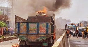 ট্রাকচাপায় গাজীপুরে 2 শ্রমিক নিহত , ঢাকা-টাঙ্গাইল মহাসড়কে যান চলাচল বন্ধ