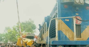 দুমড়ে-মুচড়ে গেল ট্রাক ,ট্রেনের ধাক্কায় কোনো হতাহতের ঘটনা ঘটেনি।