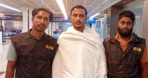 বদির ক্যাশিয়ার বিমানবন্দরে ওমরাহ যাত্রীর পরিচয় পালাতে গিয়ে ধরা পড়েন