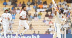 ৩৭৬ রান সংগ্রহ করে থামল ভারত