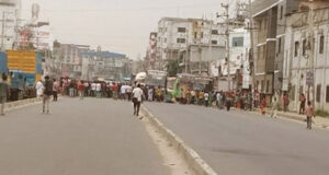 মহাসড়ক অবরোধ করে বেতনের দাবিতে বিক্ষোভ করছেন শ্রমিকরা