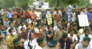 চাকরির বয়সসীমা ৩৫ বছর করার দাবিতে শাহবাগ অবরোধ