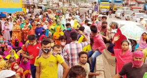 বকেয়া বেতনের দাবিতে ঢাকা-ময়মনসিংহ মহাসড়ক অবরোধ করে শ্রমিকরা