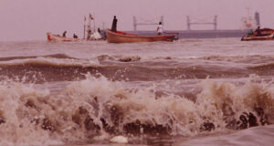 দেশের চারটি সমুদ্রবন্দরে ৩টি সতর্ক সংকেত