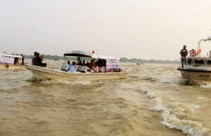 ইলিশ রক্ষা অভিযানে পুলিশ ও মৎস্য কর্মকর্তাদের ওপর হামলা