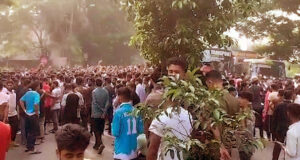 গজারিয়ায় মহাসড়ক অবরোধ করে শ্রমিকদের বিক্ষোভ