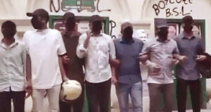 হঠাৎ ঢাবিতে কালো ক্যাপ ও মুখোশ পরে আওয়ামী লীগের পক্ষে মিছিল