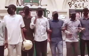 হঠাৎ ঢাবিতে কালো ক্যাপ ও মুখোশ পরে আওয়ামী লীগের পক্ষে মিছিল