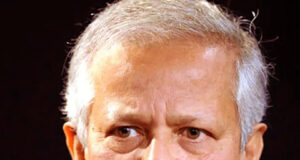 ঢাকেশ্বরী মন্দির পরিদর্শনে প্রধান উপদেষ্টা