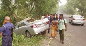 গোপালগঞ্জে এপ্রাইভেটকার ও ইঞ্জিনচালিত ভ্যানের সংঘর্ষে নিহত ১ আহত ৩