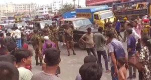 ঢাকা-ময়মনসিংহ মহাসড়ক অবরোধ করেছেন পোশাক শ্রমিকরা বকেয়া বেতনের দাবিতে