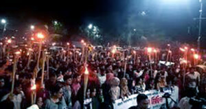 রাষ্ট্রপতির পদত্যাগের দাবিতে মশাল মিছিল ঢাবিতে