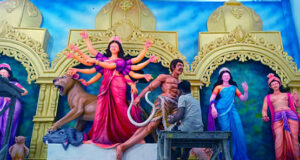 শেষ মুহূর্তে চলছে প্রতিমায় রং তুলির ছোঁয়া