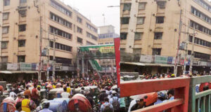 মিরপুর ১৪ রাস্তা অবরোধ করে বিক্ষোভ করছে পোশাক শ্রমিকরা