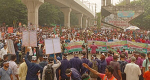 শাহবাগে আউটসোর্সিং কর্মীদের অবরোধ, সড়কে তীব্র যানজট