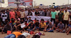 সাভারে বকেয়া বেতনের দাবিতে মহাসড়ক অবরোধ করেছেন শ্রমিকরা