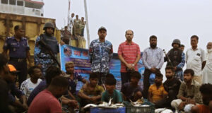 সিরাজগঞ্জে নিষেধাজ্ঞা অমান্য করে ইলিশ শিকার করায় ১৪ জেলে আটক