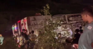 ঢাকা-চট্টগ্রাম মহাসড়কে নিয়ন্ত্রণ হারিয়ে খাদে বাস , শিশুসহ অর্ধশতাধিক আহত