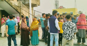 বিছানায় স্ত্রী-দুই সন্তানের রক্তাক্ত লাশ, ফ্যানে ঝুলছিলেন স্বামী