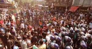 রাজধানীর বিভিন্ন স্থানে অটোরিকশা চালকদের সড়ক অবরোধ