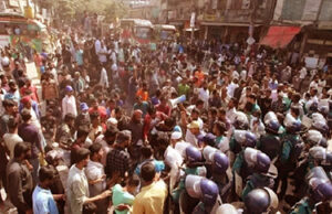 রাজধানীর বিভিন্ন স্থানে অটোরিকশা চালকদের সড়ক অবরোধ