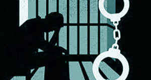 বরিশালে পরিবেশ দূষণকারী ২৫০০ কেজি পলিথিনসহ ব্যবসায়ীকে গ্রেপ্তার