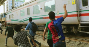 মহাখালীতে শিক্ষার্থীদের ইট-পাটকেলে রক্তাক্ত ট্রেনযাত্রী, আহত অনেক