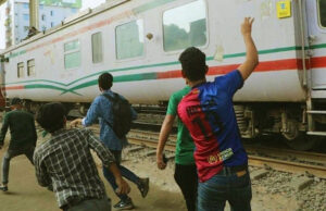 মহাখালীতে শিক্ষার্থীদের ইট-পাটকেলে রক্তাক্ত ট্রেনযাত্রী, আহত অনেক