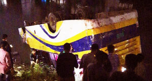 রাজধানীর বনশ্রীতে যাত্রীবাহী বাস উল্টে খালে