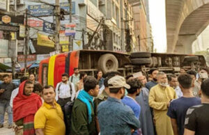 পল্টনে বাস-ট্রাক মুখোমুখি সংঘর্ষে রিকশাযাত্রী নিহত